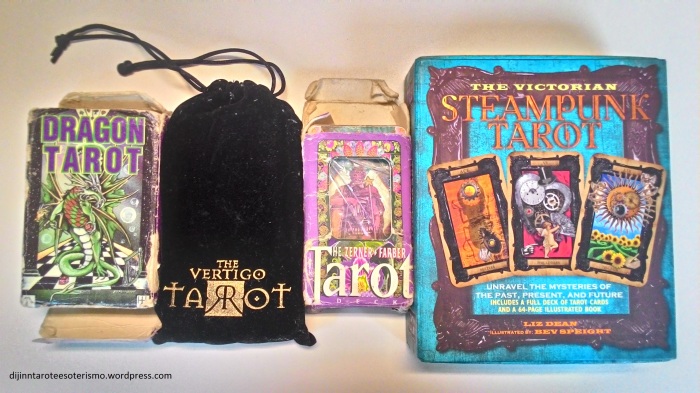 Da esquerda para a direita: Dragon Tarot, Vertigo tarot, Zarner-Farber Tarot, Vctorian Steampunk Tarot